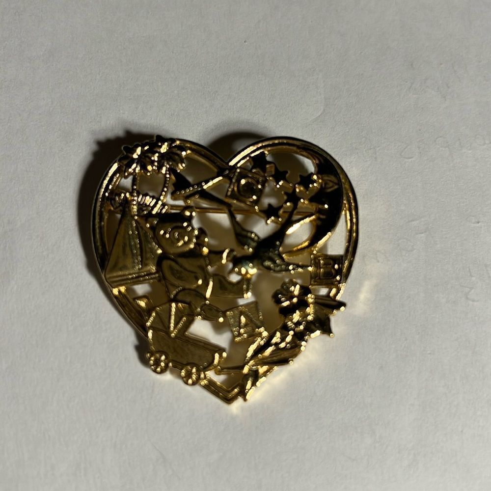 Avon Large Children's ABC Heart Pin Brooch Gold Tone Brooch Toys Teddy Bear Mom
